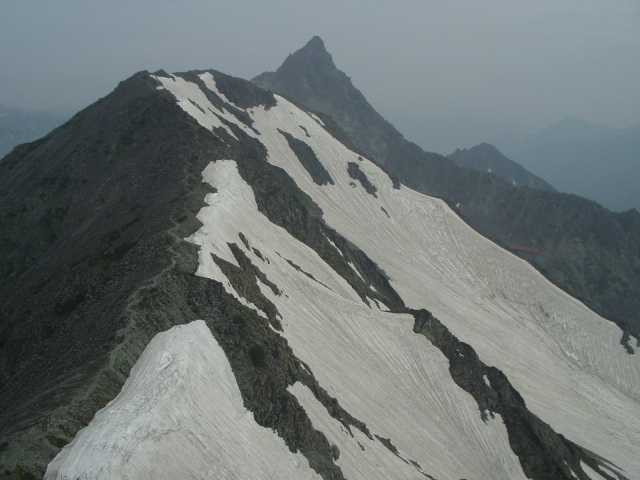 大喰岳と槍ヶ岳が重なって