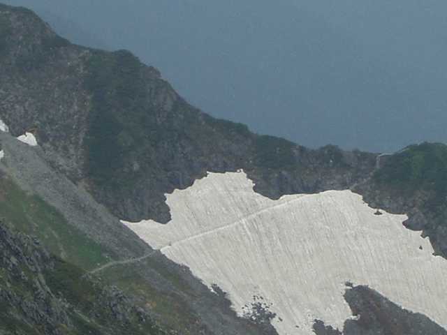 雪渓を横切って