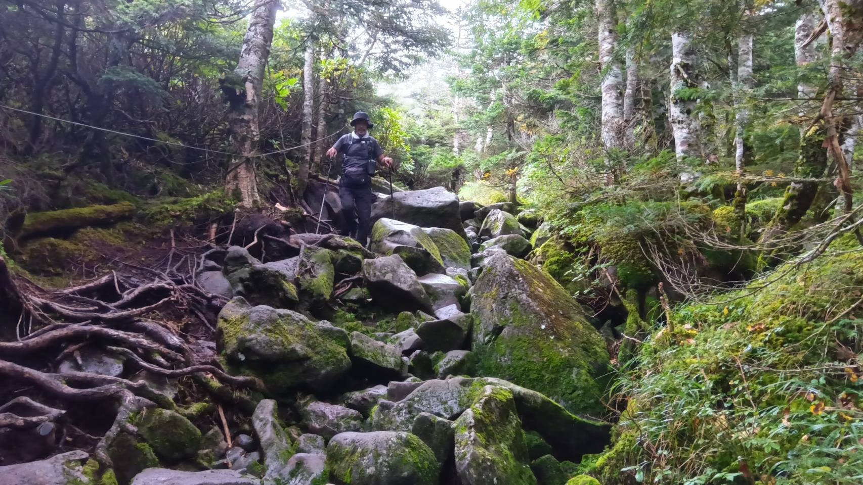 岩ゴロゴロを下山