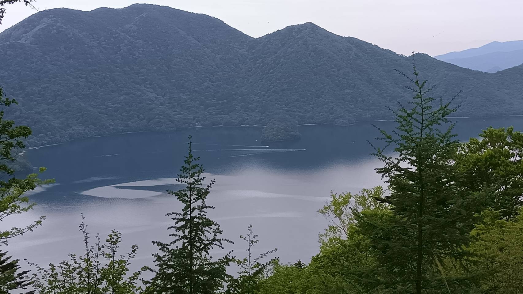 眼下に中禅寺湖が