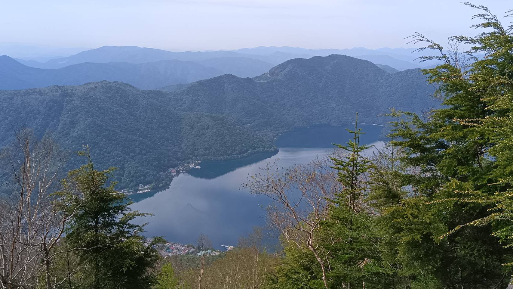 遠くの山
