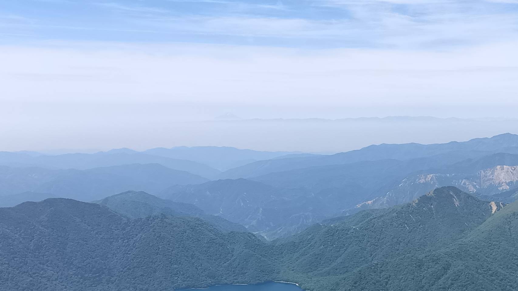 中禅寺湖の向こうには
