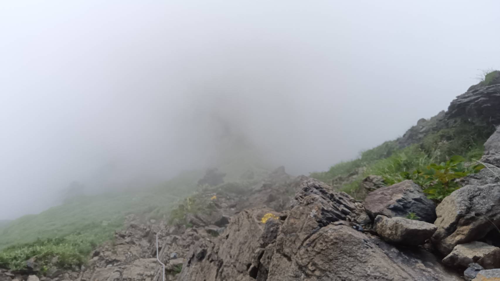 岩場を振り返る