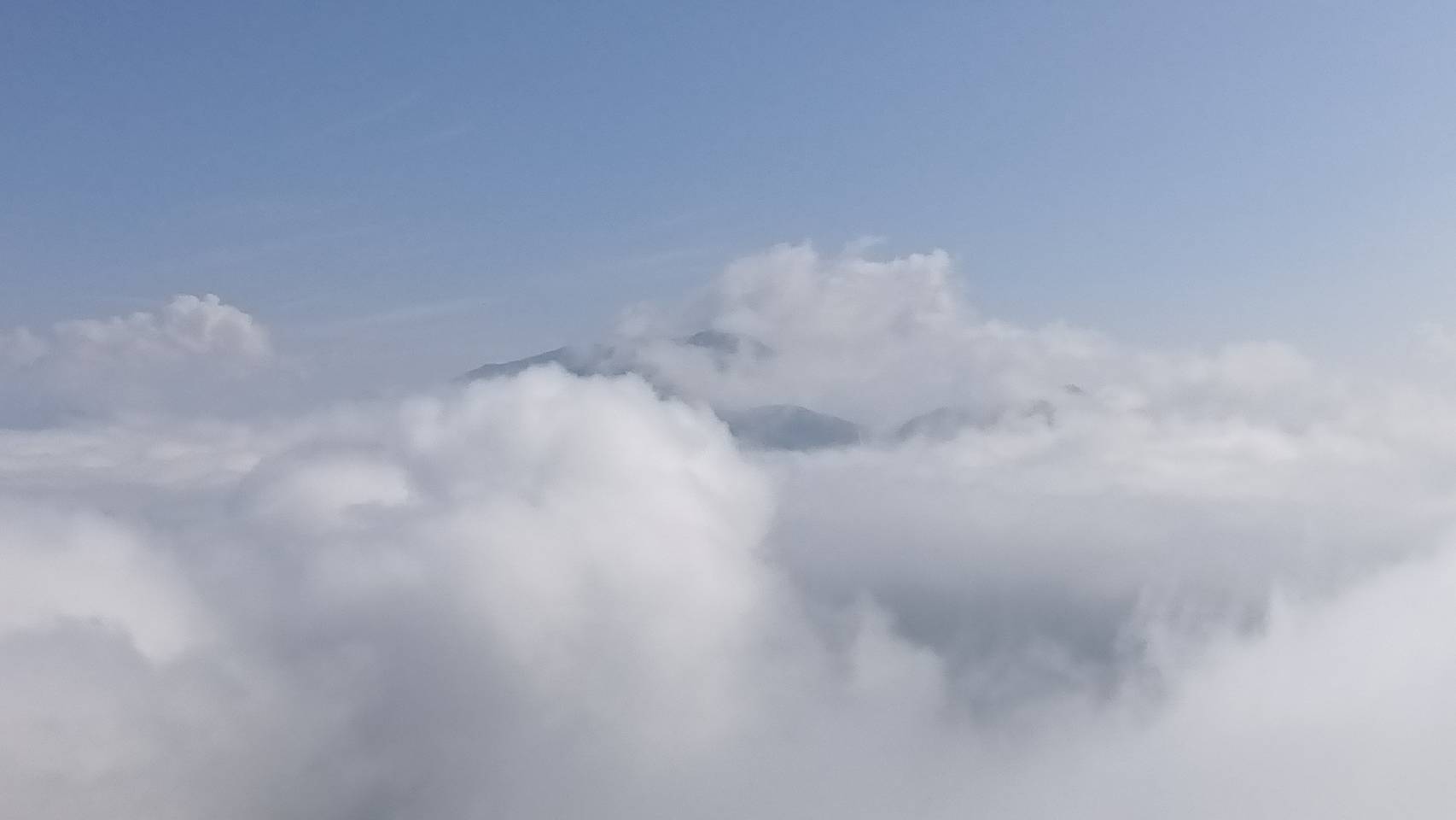 遠くの山