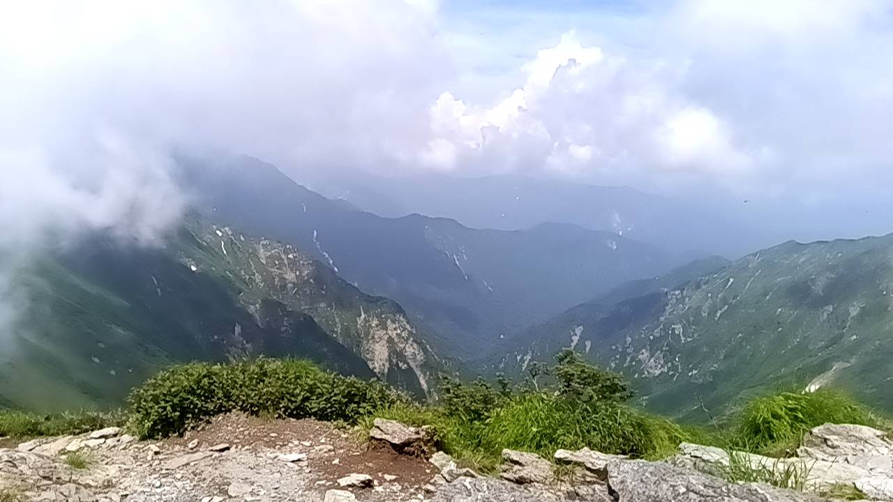 頂上の西側