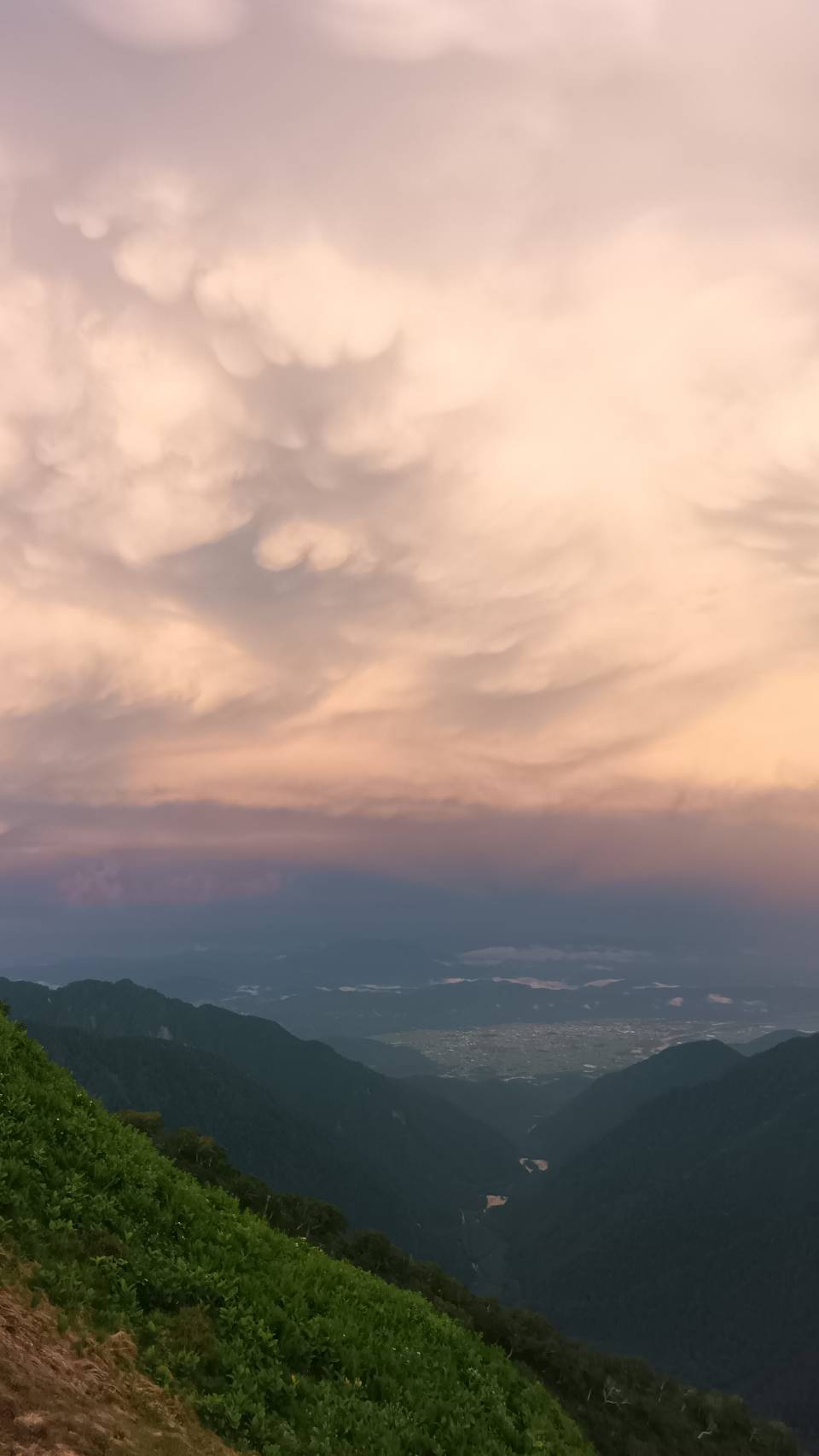 下界では雷鳴