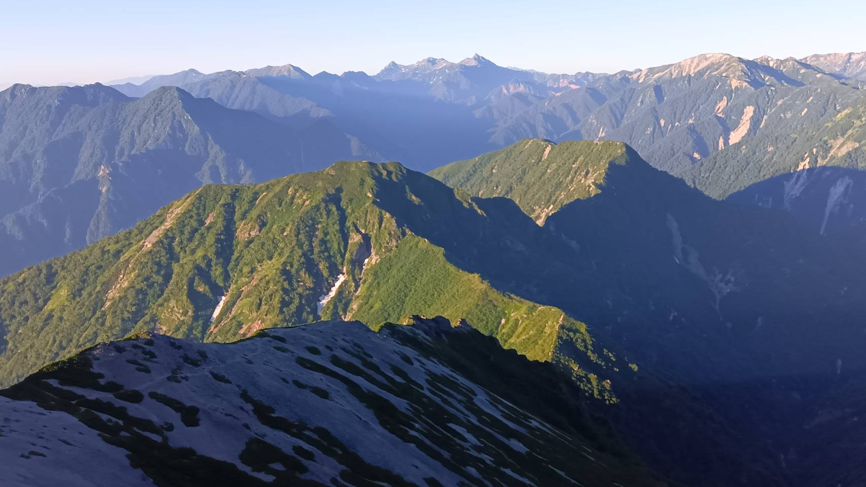 蓮華の大下りを望む