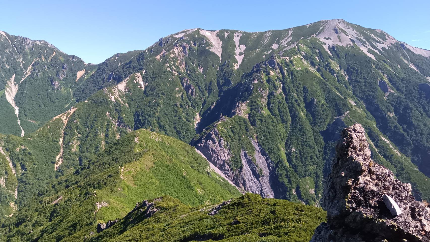 歩いてきた道を見返す